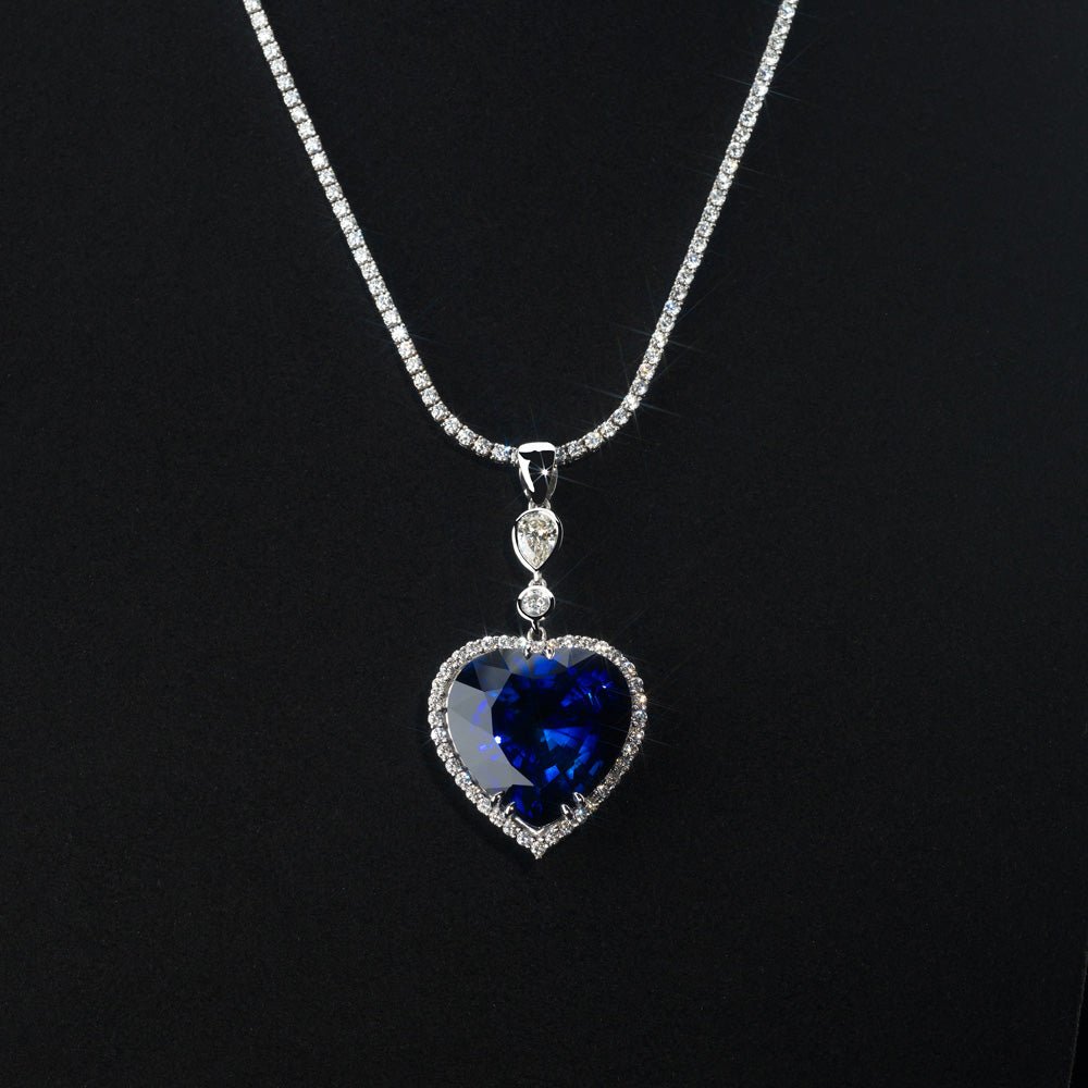 Dije Corazón con Zafiro Azul Central Corte Corazón 14k Oro (No incluye cadena)